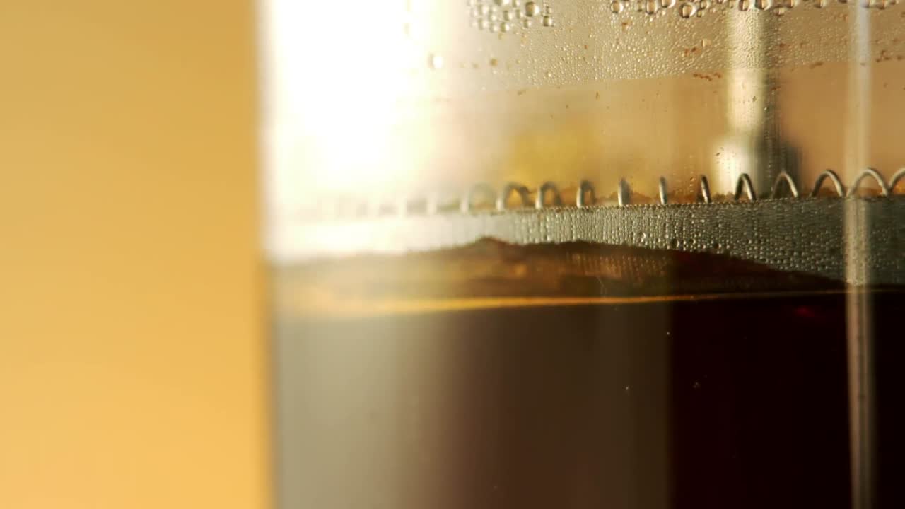 프랑스 프레스 에서 커피 를 양조 하는 것