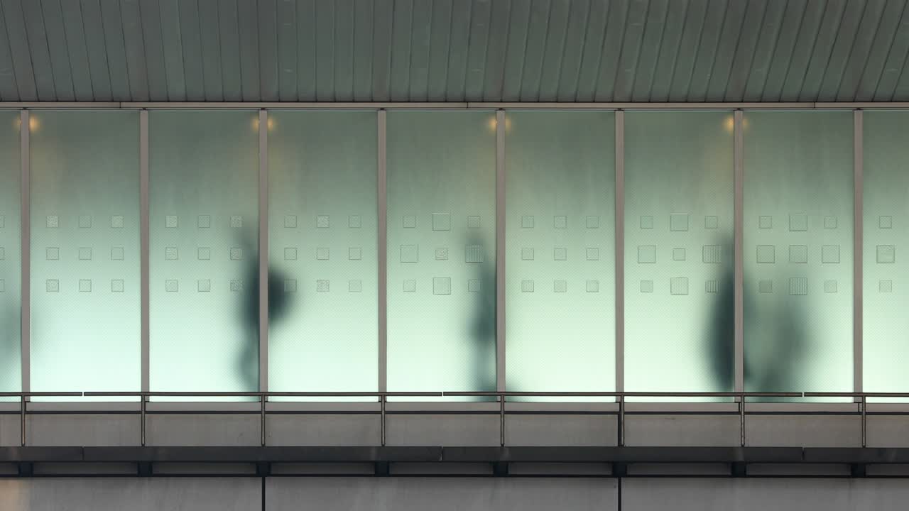 задний фон людей, гуляющих в токио