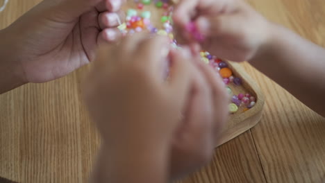 madre e hijo haciendo pulseras