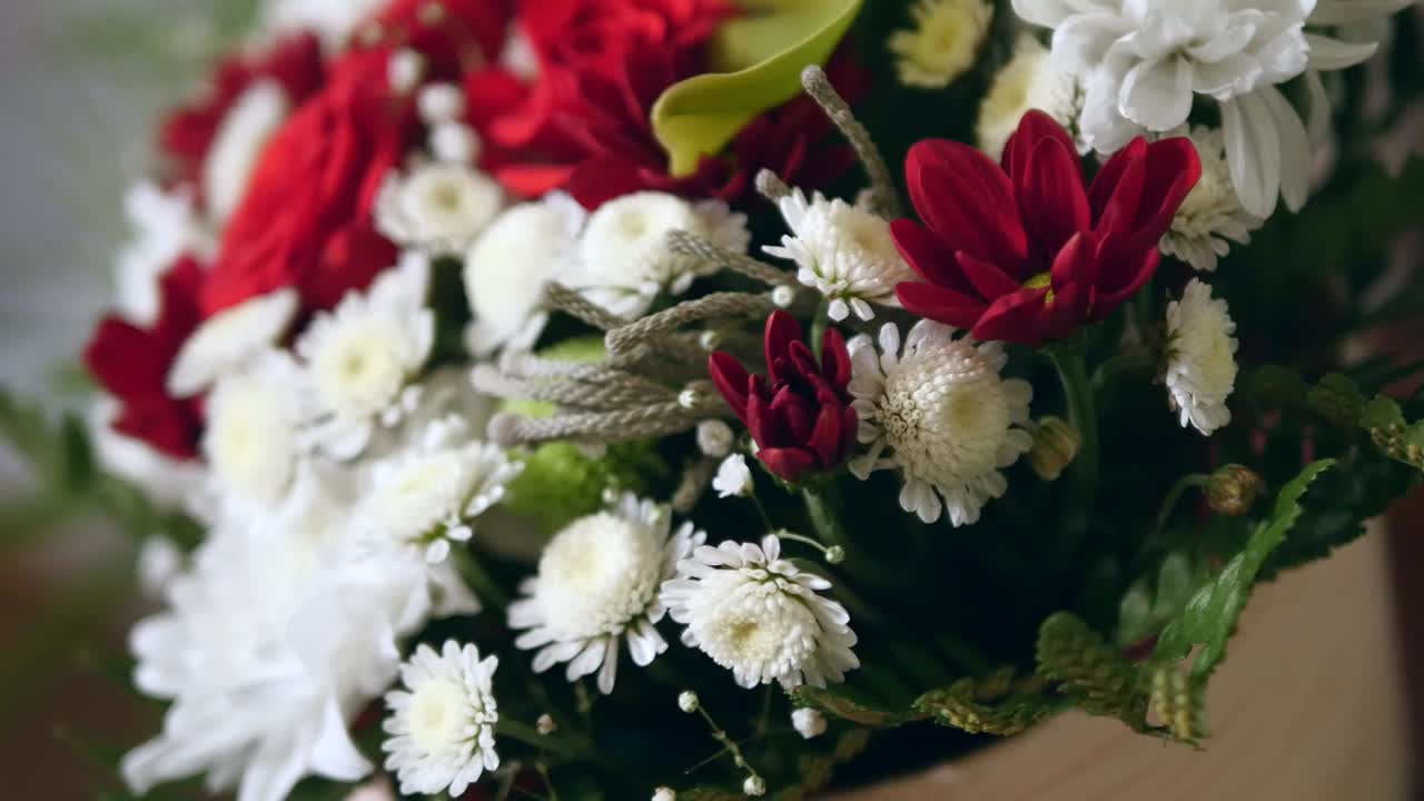 Buket pernikahan indah mawar merah dan krisan putih