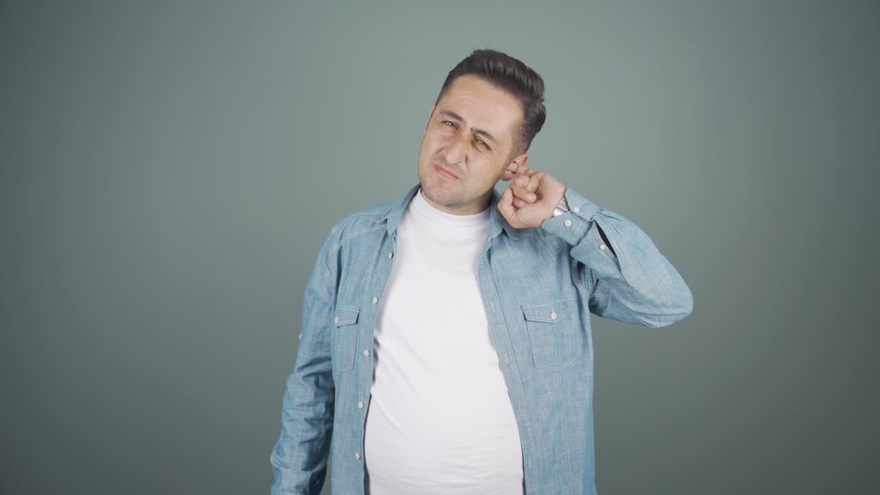 hombre con picazón en las orejas.