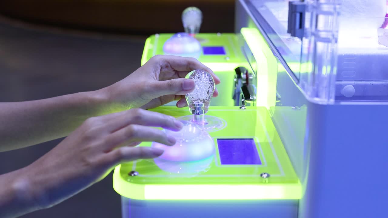 manos interactuando con la máquina de juego brillante