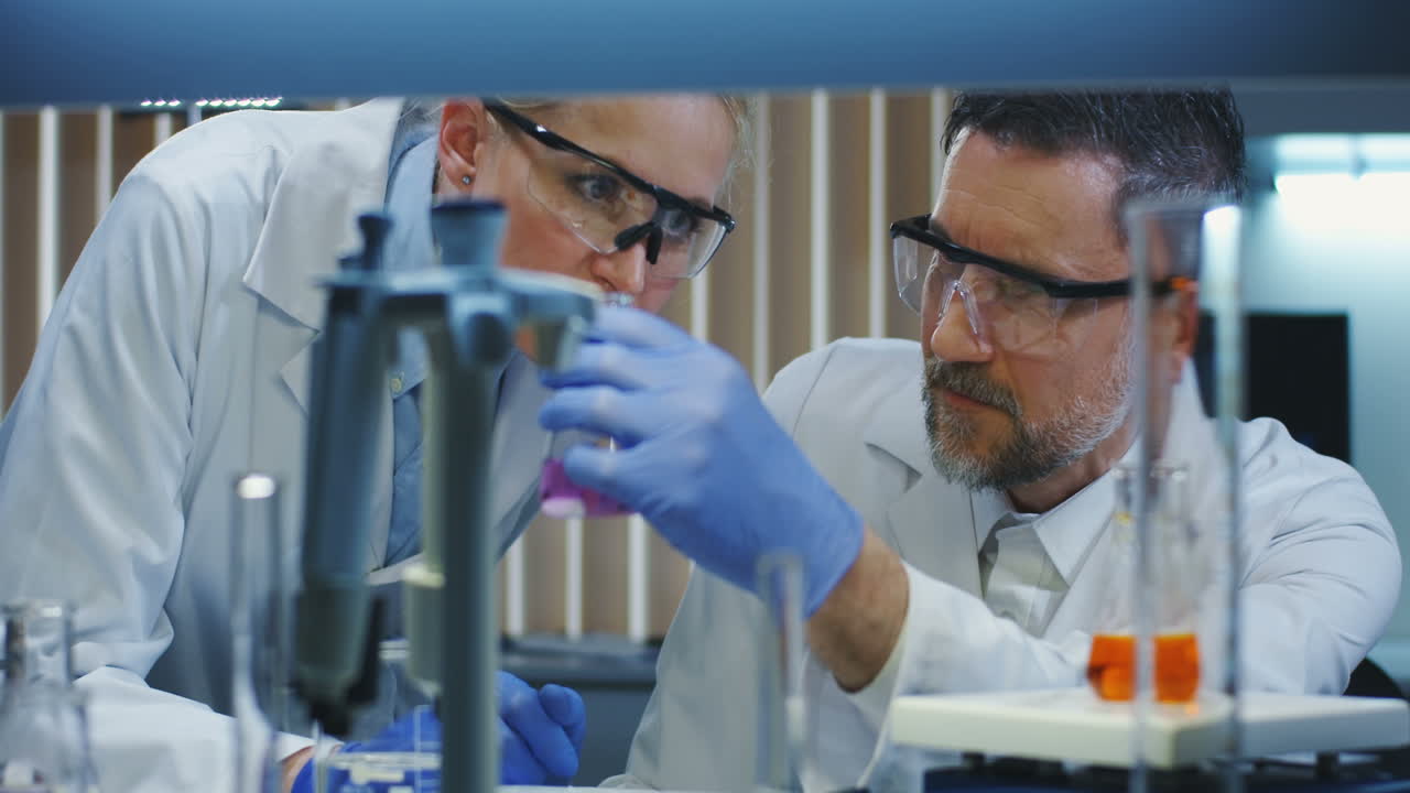 científicos que trabajan en un laboratorio