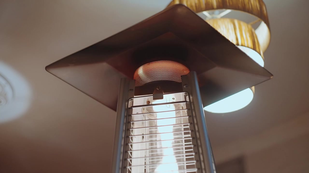 Gloeirooster van een gas terrasverwarmer, van onderaf gezien onder een terrasoverkapping