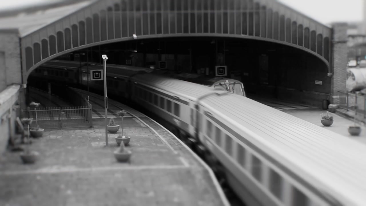 Línea de tiempo histórica animada que presenta una estación de tren y vida urbana
