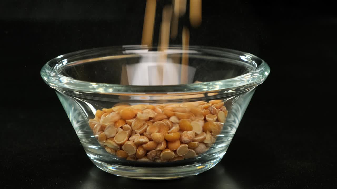 건조한 양배추는 검은 바탕에 유리 그에 부어집니다.