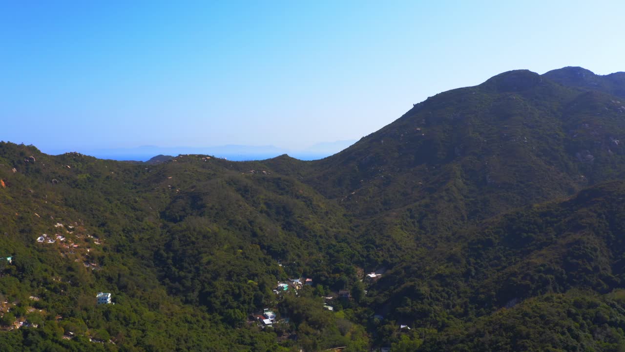 아름다운 화창한 날에 녹색 산 위로 올라가는 드론 샷