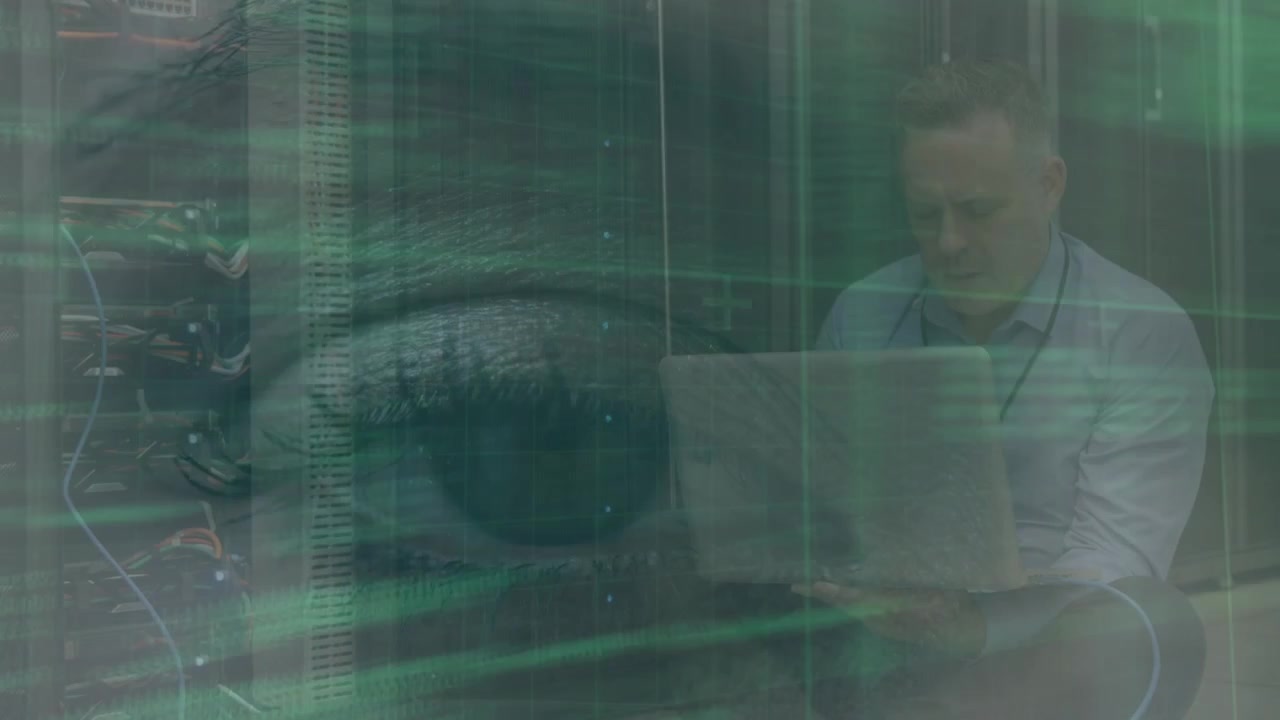 Animering av databehandling över en kaukasisk kvinnas ansikte och en manlig IT-tekniker vid en server.