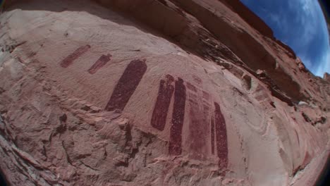 una foto de ojo de pez de misteriosos petroglifos antiguos en el parque nacional canyonlands, utah