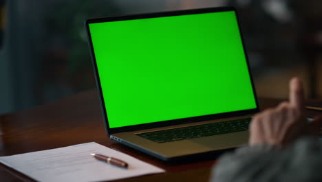 Primer-Plano-De-La-Computadora-Portátil-Con-Pantalla-Verde.-Hombre-Mayor-Desconocido-Que-Tiene-Videollamada