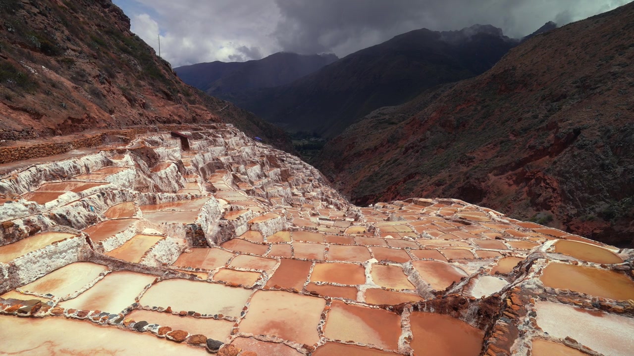 Saline di Maras, terrazzamenti paesaggistici, Valle Sacra, panoramica, Perù, regione di Ollantaytambo Cusco, Salineras de Maras, stagione delle piogge, soleggiato, nuvoloso, Ande peruviane, Monte Moray Chicón Ancopacha.