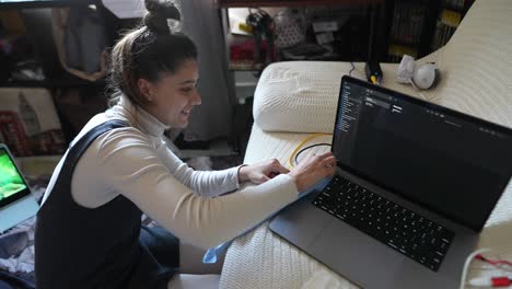 mujer limpiando su portátil en casa