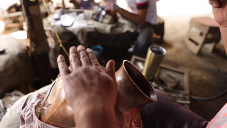 artesano en llamas una olla de cerca