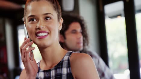 Mujer-Sonriente-Hablando-Por-Teléfono-Móvil