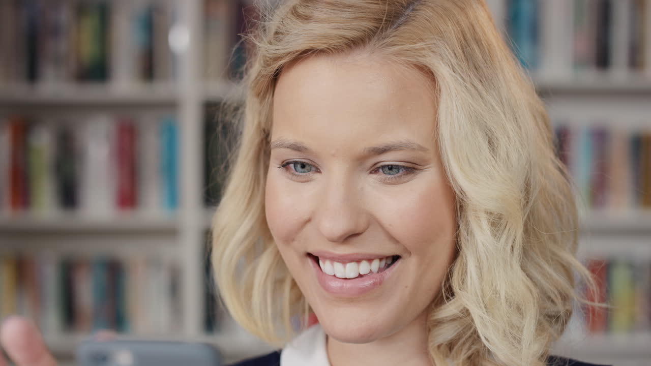mujer hermosa feliz usando teléfono inteligente en casa