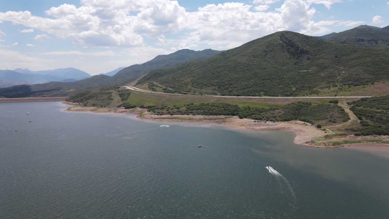 큰 아름다운 호수에 보트