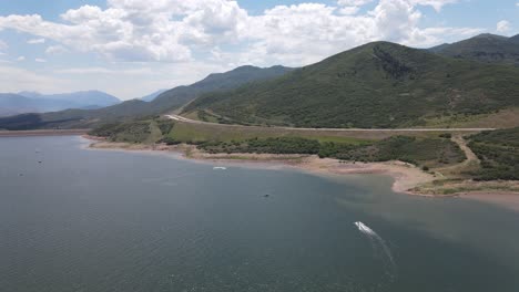 barcos en un gran lago hermoso