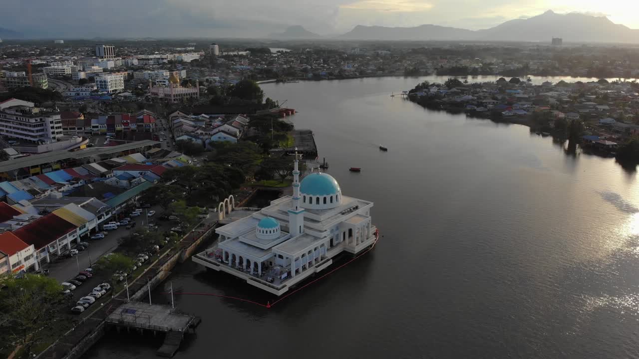 vista aérea de la hermosa mezquita flotante de kuching