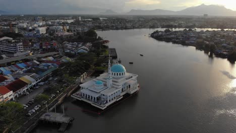 vista aérea de la hermosa mezquita flotante de kuching