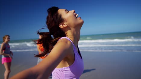 atractiva mujer latinoamericana haciendo ejercicio en vacaciones en la playa