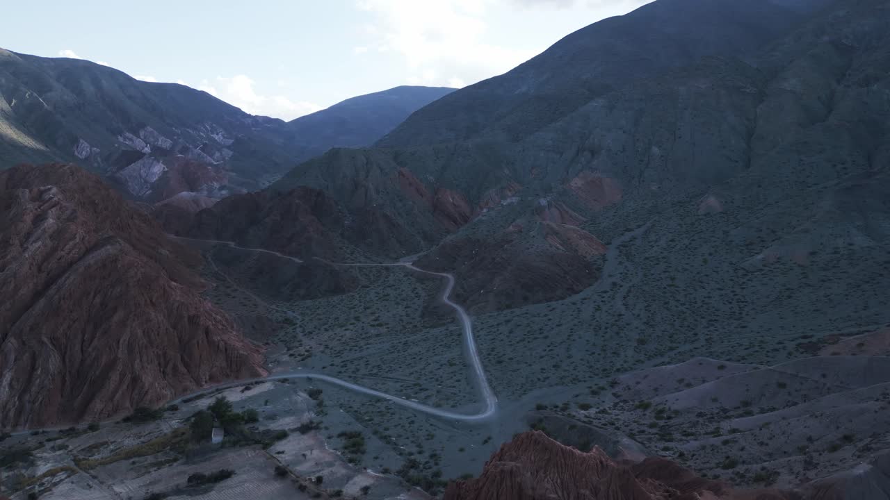 purmamarca, jujuy, argentina, dron aéreo sobre cerros de siete colores y ruta entre la cordillera de los andes, américa del sur