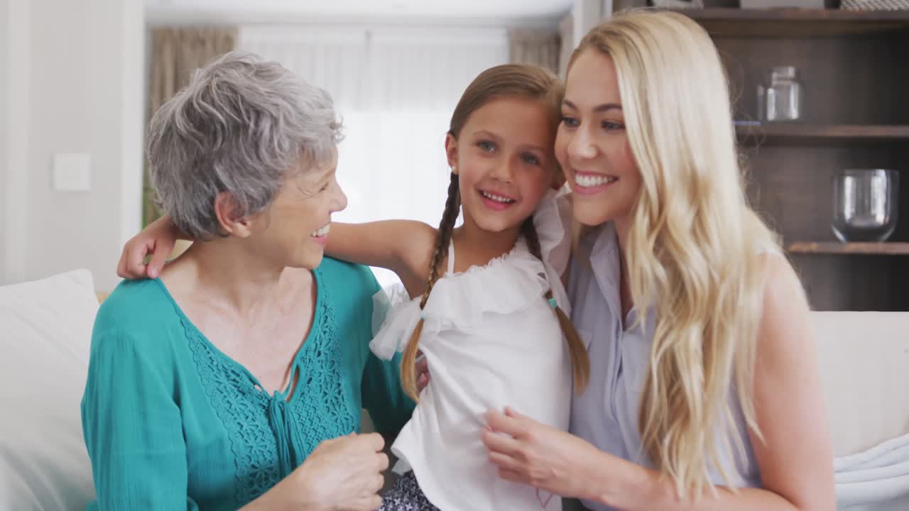 집 에 사는 행복 한 가족