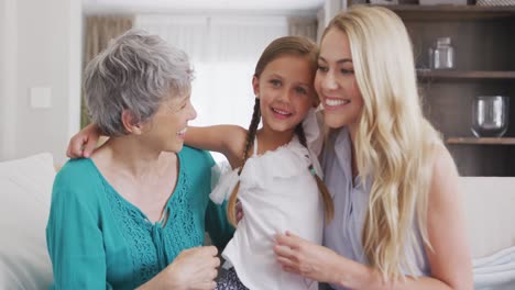 glückliche familie in einem haus