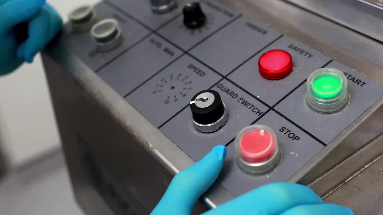 farmacéutico que usa maquinaria pesada para hacer medicamentos