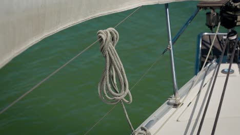 Blick-Auf-Das-Segelbootseil-Vom-Brett-Aus