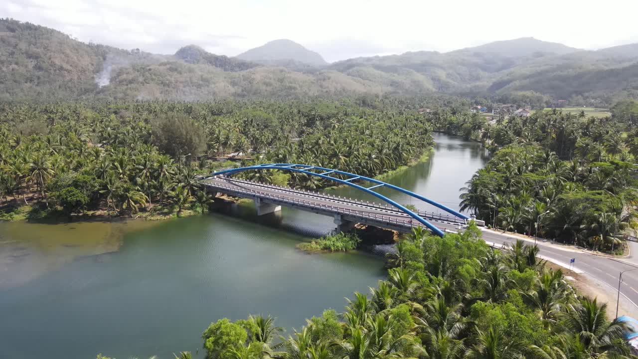 파시탄 지구에 위치한 소게 다리의 공중 전망은 해변과 언덕으로 둘러싸인 큰 강의 아름다운 전망을 가지고 있습니다.
