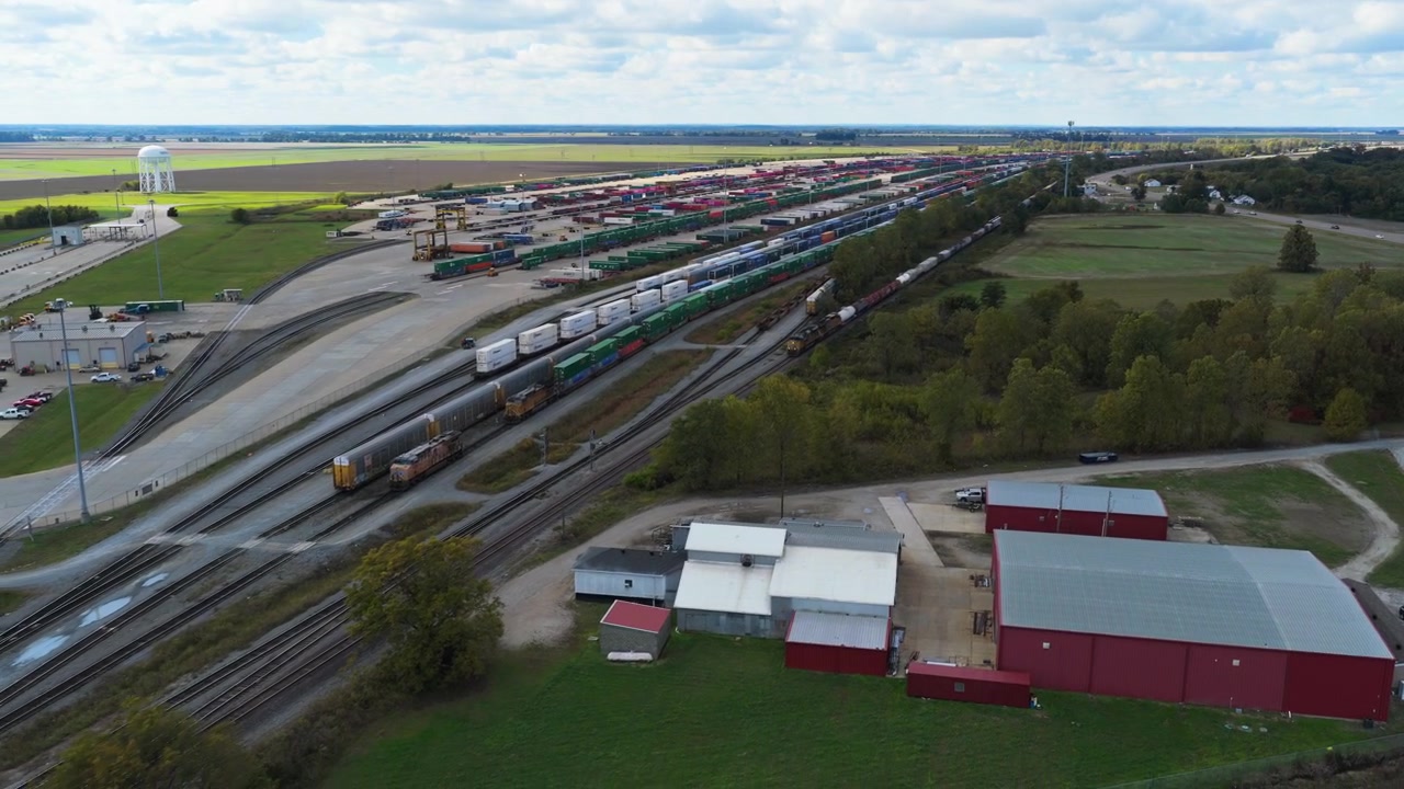 Weites Luftpanorama des Union Pacific Containerterminals und aktiver Güterzüge, Drohnenfahrt entlang der Bahnlinie