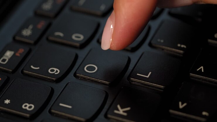 Pushing O button on the black keyboard