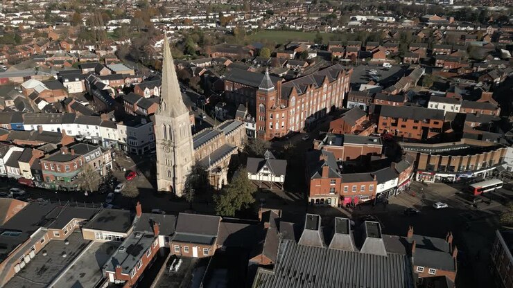 Veduta aerea del centro di Market Harborough con chiesa storica ed edifici