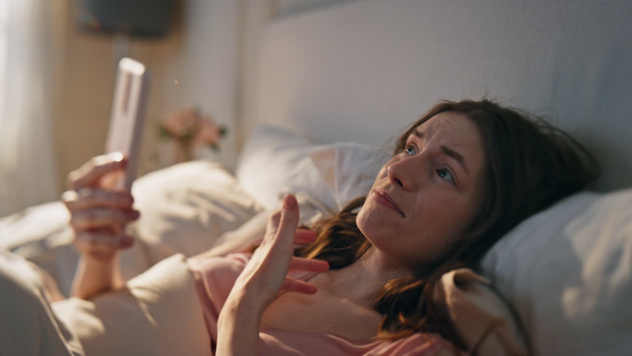 미소 짓는 소녀가 집에서 비디오 통화를 하고 있습니다. 편안한 여성이 온라인에서 이야기하고 있습니다.