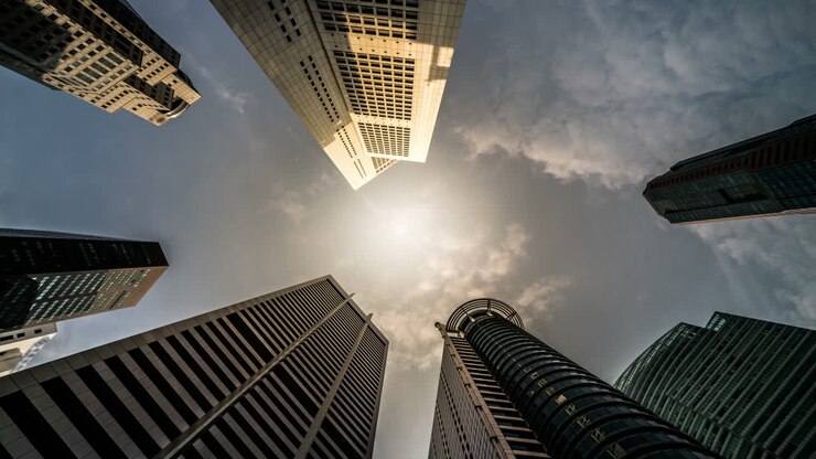 Lapso de tiempo mirando hacia arriba edificios rascacielos en Singapur en un día soleado