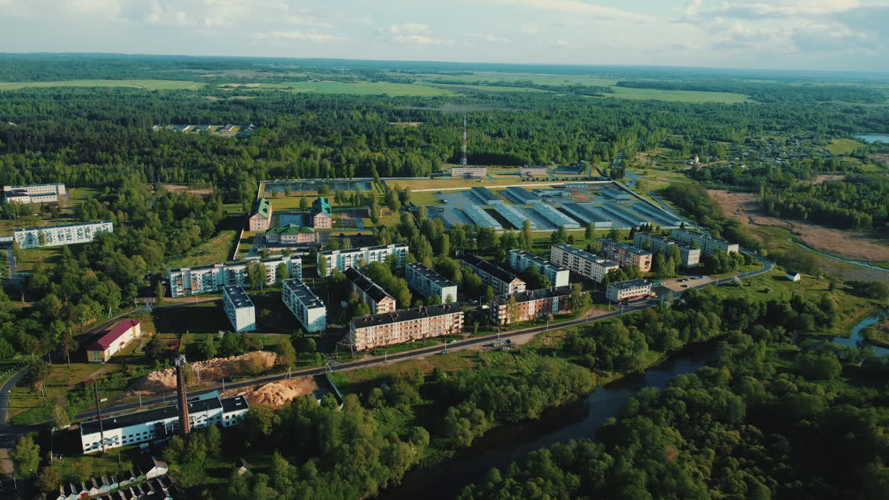 vista aérea de una pequeña ciudad en una zona rural