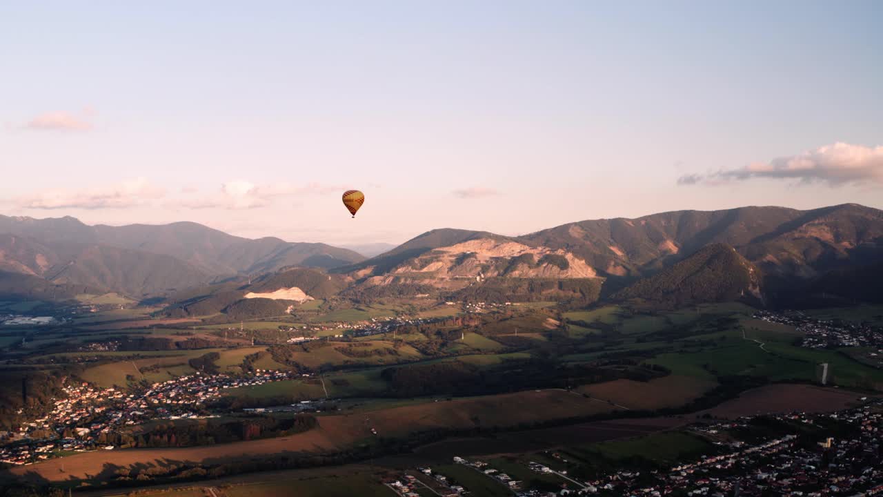 toma aérea escénica de globo de aire caliente contra el cielo al atardecer