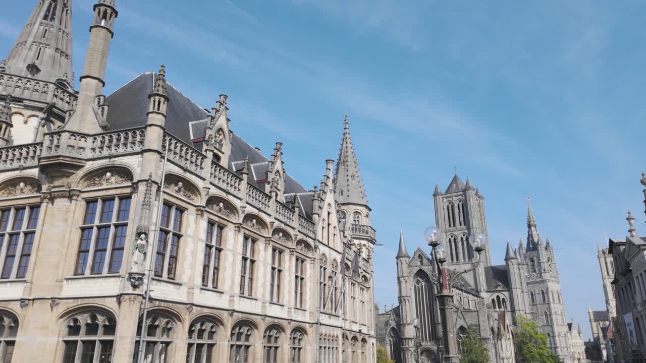 배경에 대성당이 있는 역사적인 건물의 놀라운 건축 디자인은 은 파란 하늘 아래에서 촬영되어 건축적 유산과 아름다움을 보여줍니다.