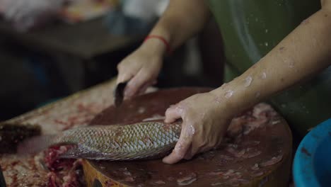 preparación de pescado en un mercado
