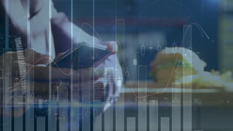 animación del procesamiento de datos financieros sobre un hombre caucásico que usa un teléfono inteligente