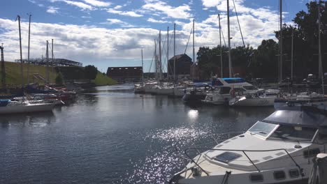 Ein-Schuss-Eines-Sportpiers-An-Einem-Sonnigen-Tag-Mit-Einigen-Wolken-Am-Himmel