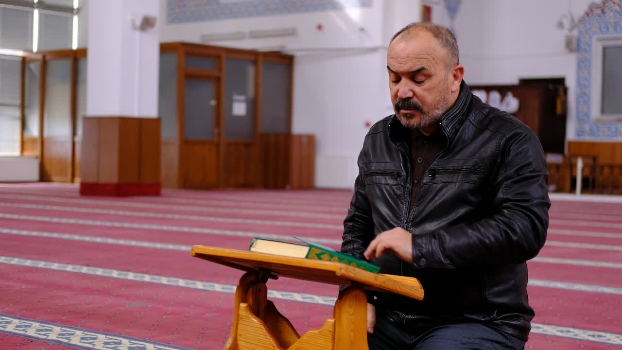 모스크에서 꾸란을 읽는 남자