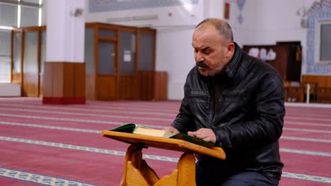 Hombre-Leyendo-El-Corán-En-La-Mezquita