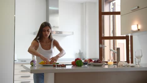 mujer preparando una comida saludable en una cocina moderna