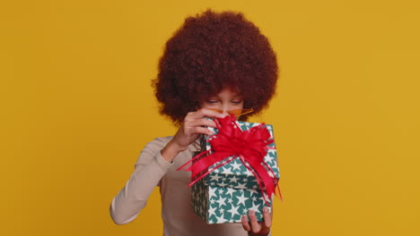 feliz niña niño niño recibe y la apertura de la caja de regalos y sonriente inesperado regalo sorpresa de cumpleaños