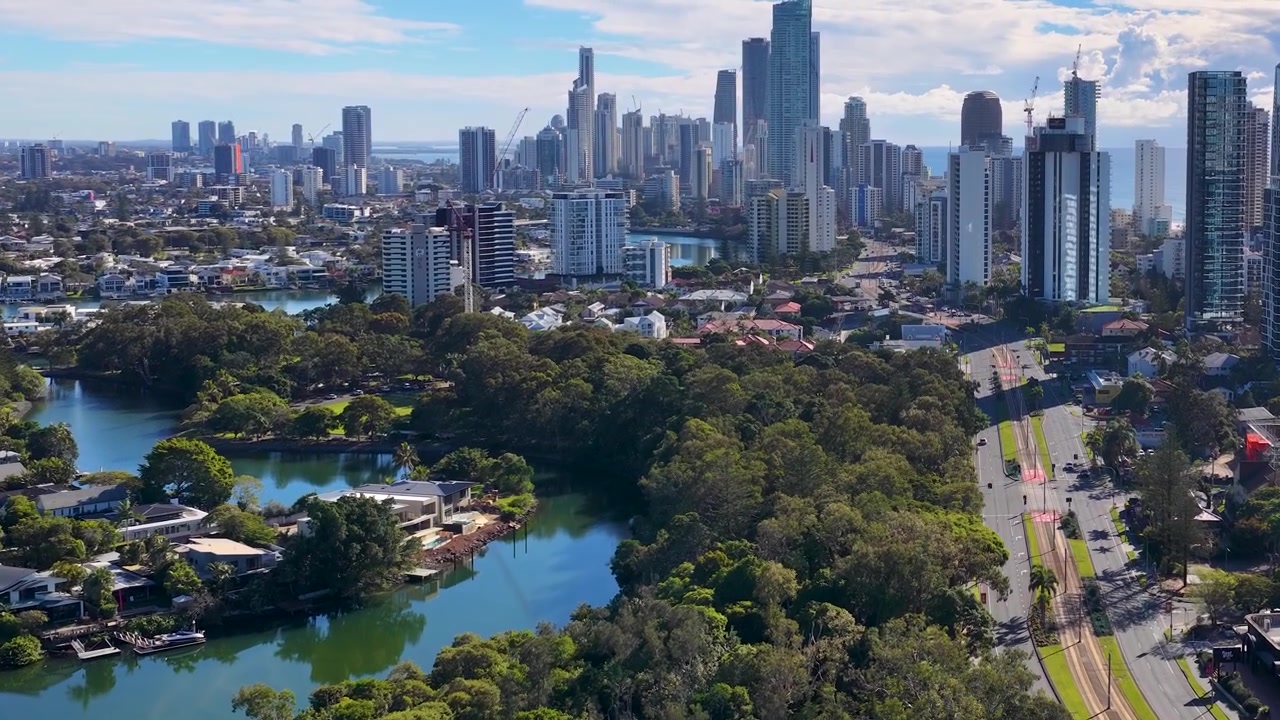 Ripresa aerea con drone di grattacieli urbani e corsi d'acqua a Surfers Paradise, Gold Coast, Australia