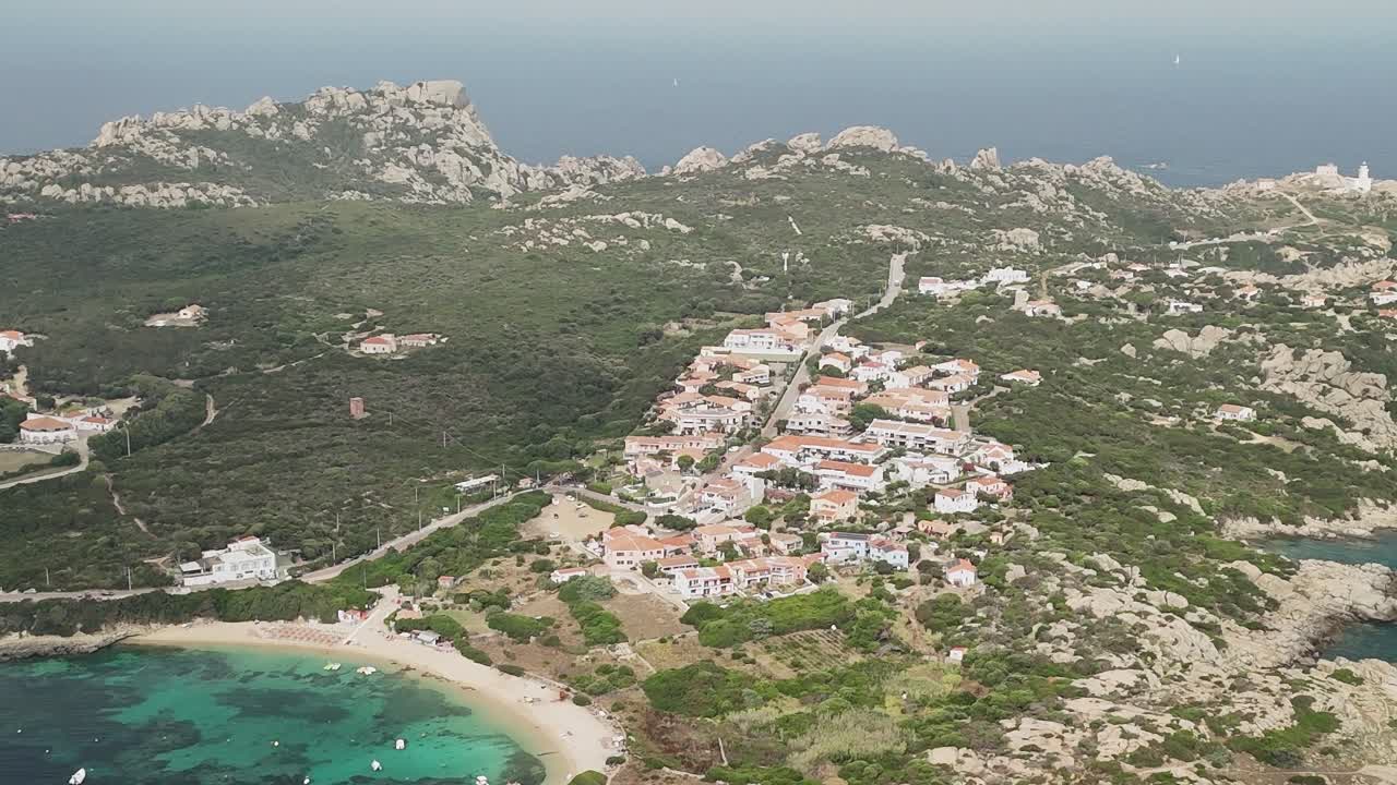 Vista della costa sarda con colline e attività balneari durante il giorno