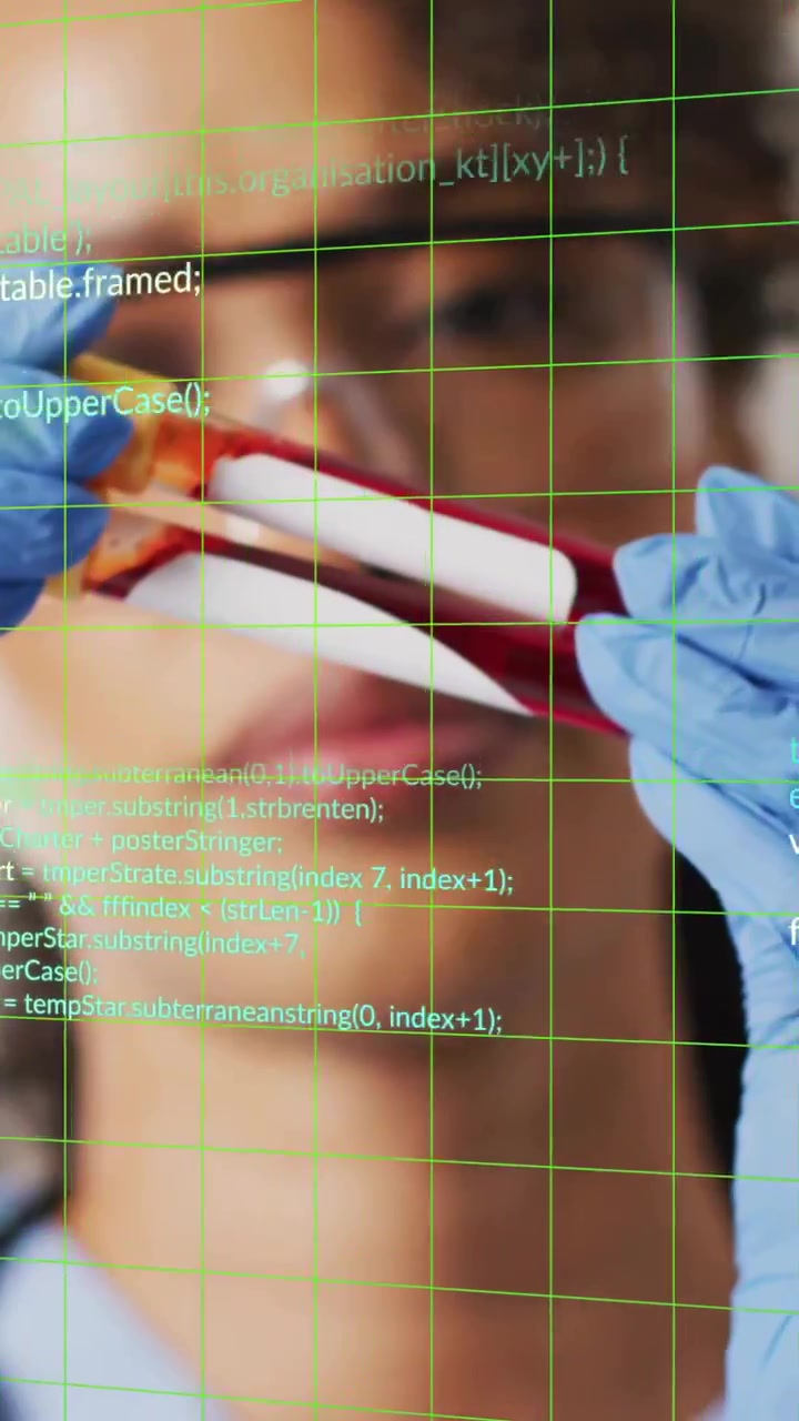 Scienziato con guanti blu che analizza un campione di sangue su animazione di codice di programmazione