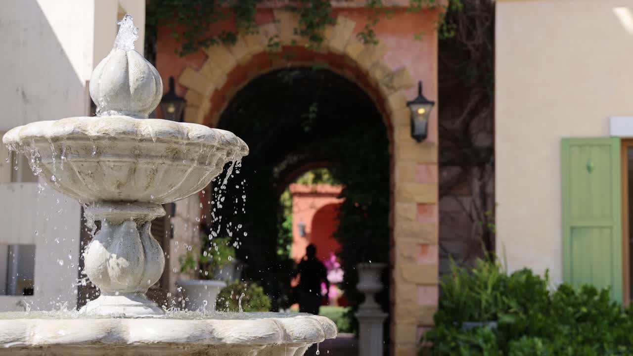 agua en cascada desde una fuente de piedra
