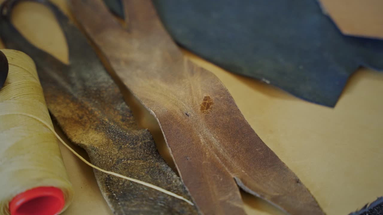 herramientas de zapatero en una mesa de cerca